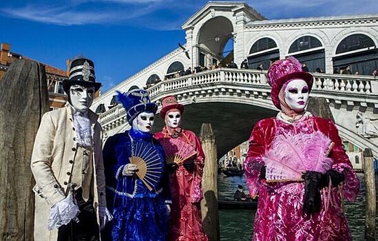 Venesiya karnavalı qayıq yarışı ilə başlayıb