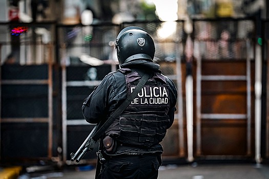 Argentina polisi etirazçılara qarşı rezin güllələrdən istifadə edir