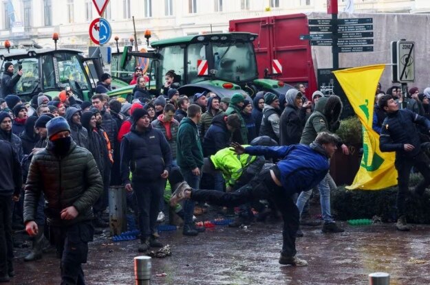 Traktorlar Brüsselin küçələrinə çıxarılıb, Aİ-nin sammitinə etiraz edirlər
