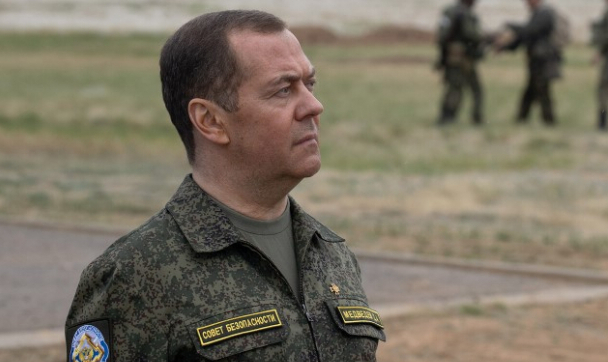 Medvedev Qərb ölkələrini Üçüncü Dünya Müharibəsi ilə hədələyir