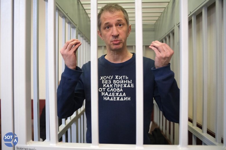Rusiyalı jurnalist diz çökərək ukraynalılardan üzr istəyib