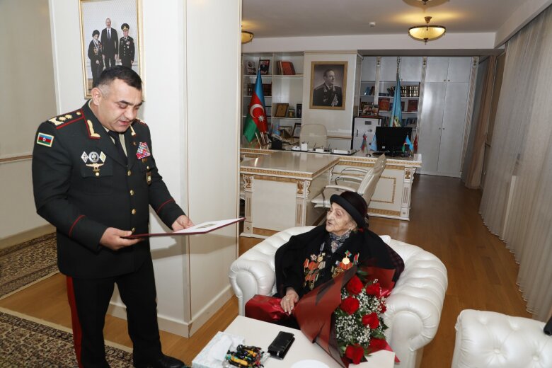 Dövlət Xidməti 102 yaşlı veteranı təltif edib