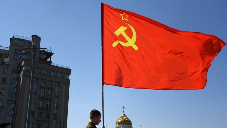 Rus qoşunları Ukraynada SSRİ bayrağı qaldırıb