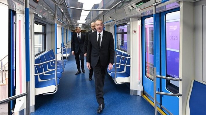 İlham Əliyev yeni nəsil metro qatarları və elektrikli avtobuslarla tanış olub - (Yenilənib)