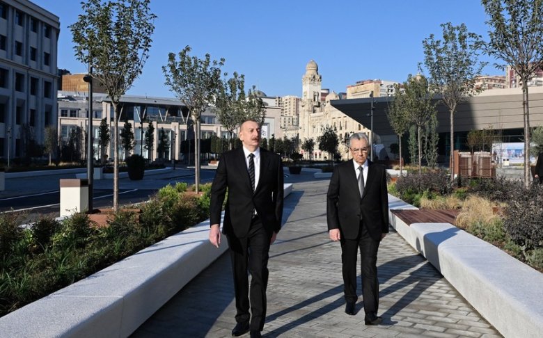 İlham Əliyev Bakı Dəmiryol Vağzalı və metronun “28 May” stansiyasının qarşısında yaradılan şəraitlə tanış olub