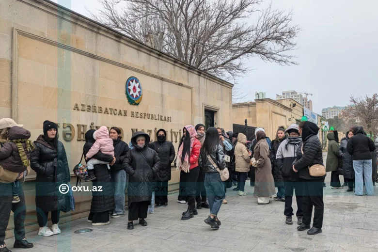 Valideynlər Səhiyyə Nazirliyinin qarşısına toplanıb - Yeni dərmanlar ölümə səbəb olur?