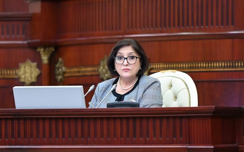 Spiker deputata irad tutub: "Aqil müəllim, bu parlament sözüdür?"