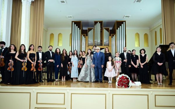 Leyla Əliyeva və Arzu Əliyeva tələbələrin konsertini izləyib