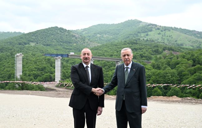 İlham Əliyevlə Ərdoğan avtomobil yolunda görülən işlərlə tanış olublar