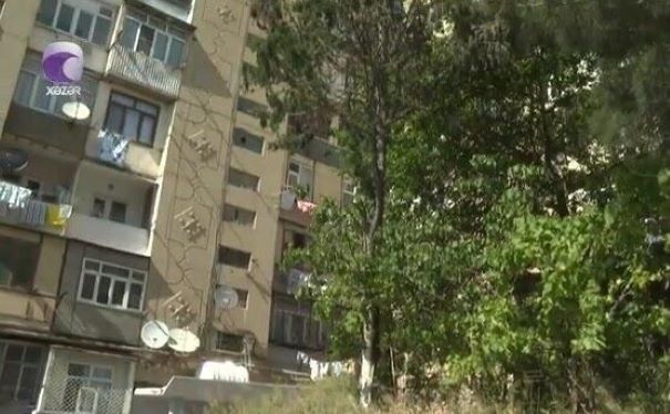 Bakıda yaşayış binasının həyətini ilanlar basıb
