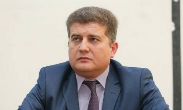 Kamran Əliyevin təyinatına səs verməyən deputatın kiimliyi bilinb