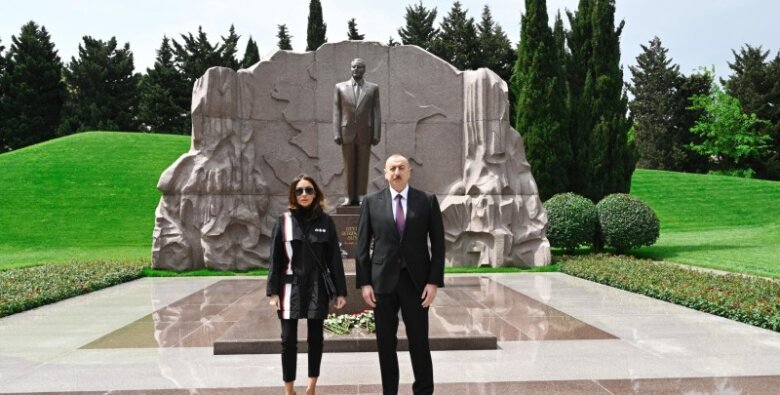 Prezident və birinci xanım Heydər Əliyevin məzarını ziyarət ediblər