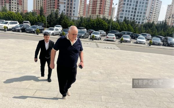 Şərurlu İsfəndiyar məhkəməyə gəlib