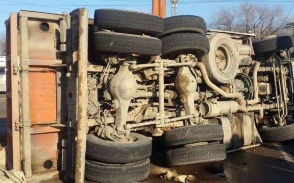 Sumqayıtda hasar "KamAZ"ın üzərinə aşıb, sürücü ölüb