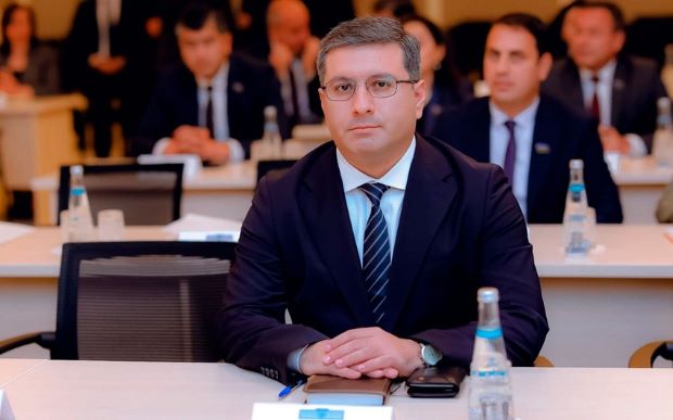 Rövnəq Abdullayev yeni naziri kollektivə təqdim edib