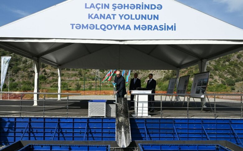 İlham Əliyev Laçın kanat yolunun təməlini qoyub