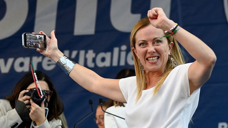 Meloni sabiq baş nazirlərin hədəfinə çevrilib