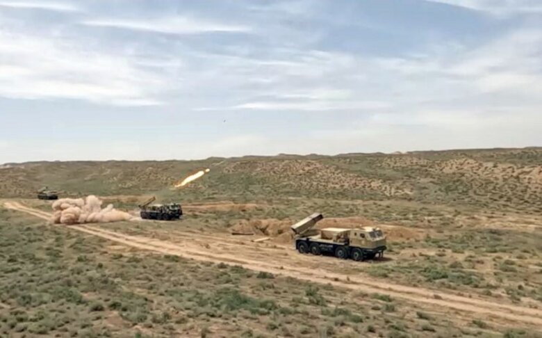 Raket-artilleriya batareyalarının döyüş atışlı taktiki təlimləri keçirilib