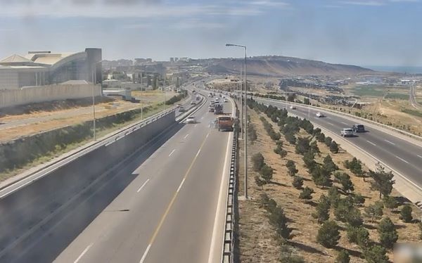Bakıda minik maşını “KamAZ”la toqquşub - İki qadın xəsarət alıb