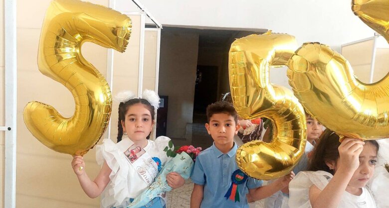 55 yaşlı məktəb yarıməsrlik məzunlarına qucaq açıb