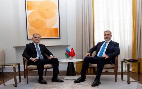 Ceyhun Bayramov Hakan Fidanla telefonda danışıb