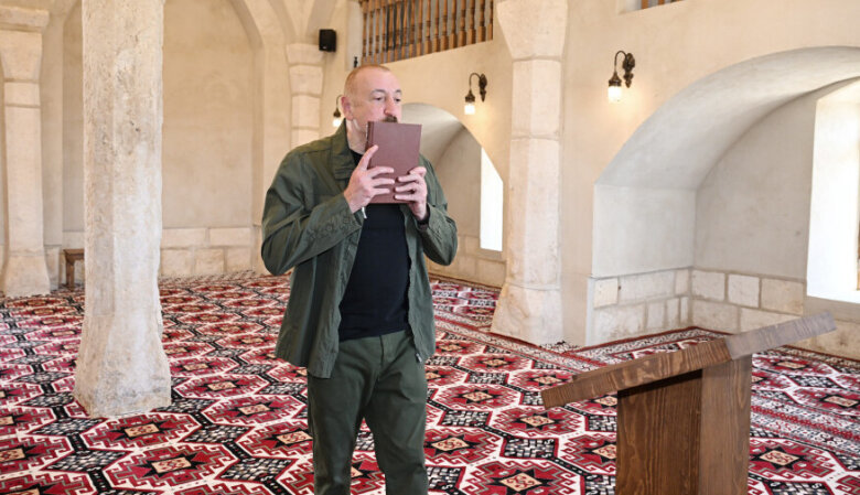 İlham Əliyev tarixi məscid binasının bərpadan sonra açılışında iştirak edib