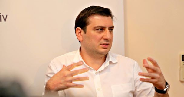 Politoloq Azər Qasımlı hakim qarşısına çıxarılıb