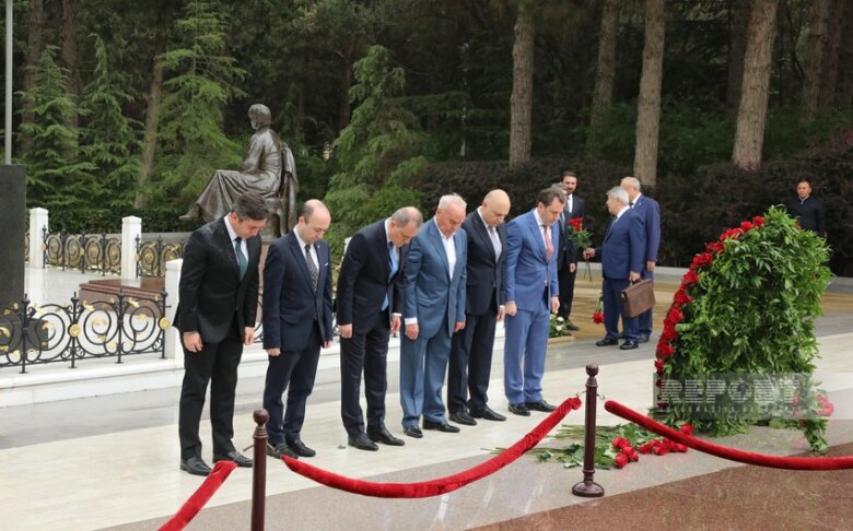 XİN rəhbərliyi Fəxri və Şəhidlər xiyabanılarını ziyarət ediblər - (Yenilənib)