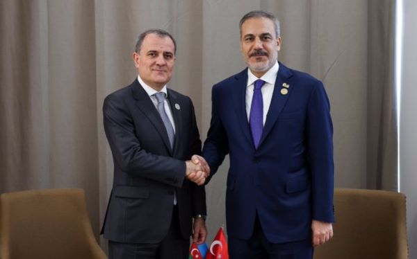 Ceyhun Bayramov Hakan Fidanla müzakirə aparıb