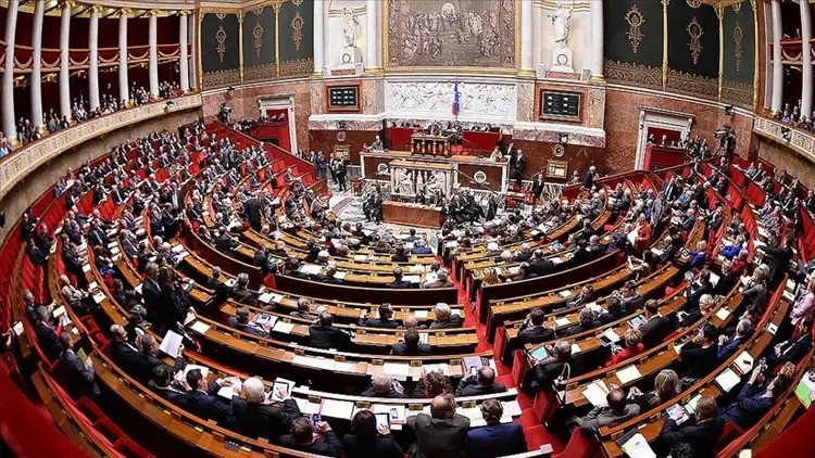 Fransada üç deputatın mandatı ləğv edilib