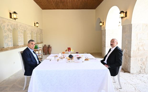 Əliyev və Berdiməhəmmədov Mehmandarovların malikanə kompleksində olublar