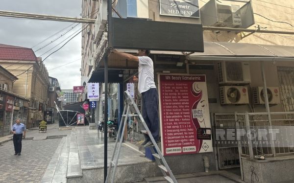 Bakıda qeyri-etik reklam mətni olan elektron lövhə yığışdırılıb