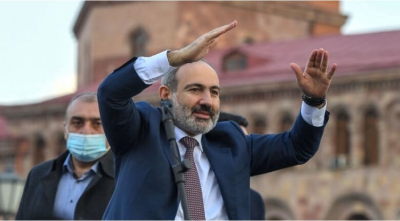 İrəvan eyni vaxtda iki stulda oturmağa çalışır: həm Vaşinqton, həm də Tehran