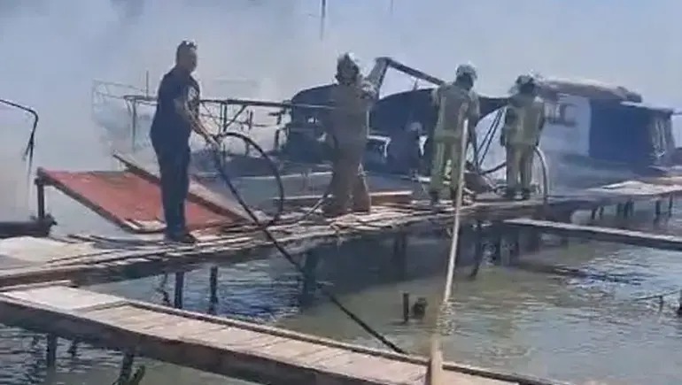 Yanan beş qayıqdan ikisi batıb