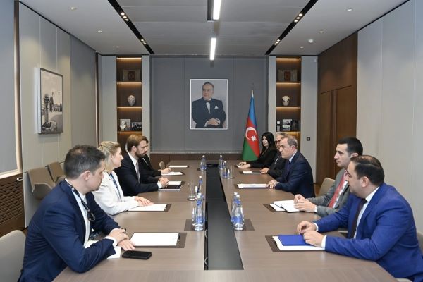 Ceyhun Bayramov ABŞ rəsmisi ilə müzakirə aparıb