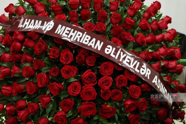 Prezident və birinci xanım Xalq artisti ilə vida mərasiminə əklil göndəriblər