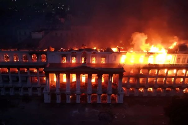Nepalın hökumət sarayı tamamilə yanıb