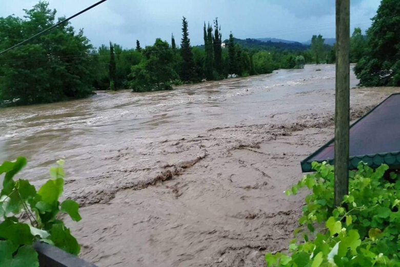 Qubada güclü sel körpünü dağıdıb