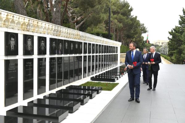 Estoniyanın xarici işlər naziri Bakıda Şəhidlər xiyabanını ziyarət edib