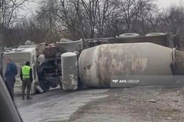 Ağdərədə yük maşını aşıb, sürücü ölüb