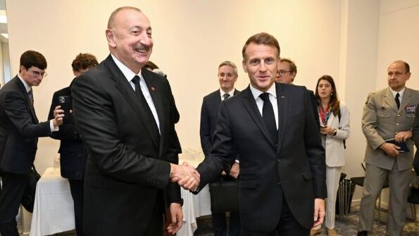 Prezident Əliyev Makronla görüşüb