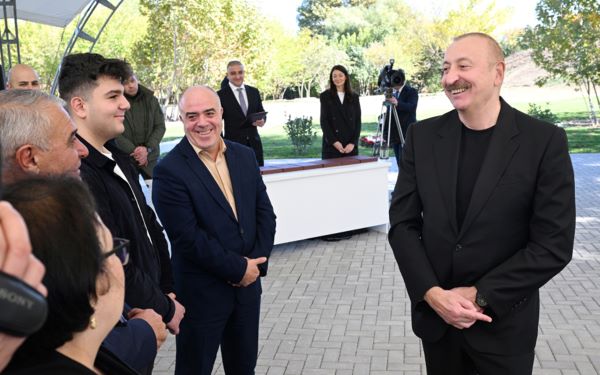 İlham Əliyev Horovlu kəndində sakinlərlə görüşüb