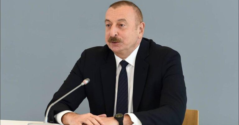 Prezident 10 məmuru təltif edib