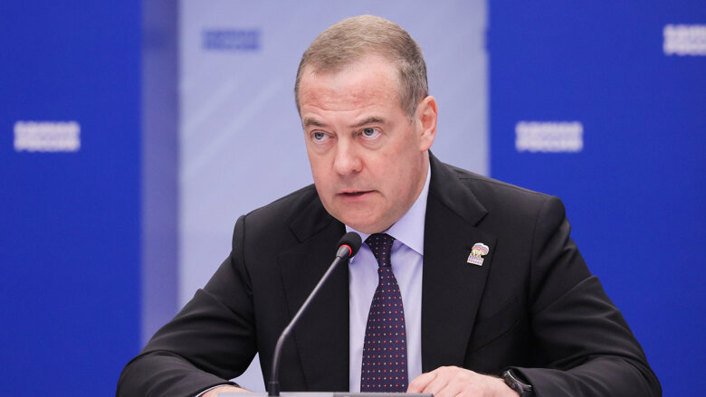 Medvedev Fransa prezidentini aşağılayıb