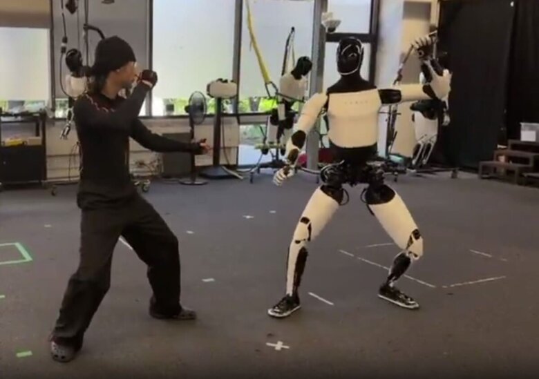 "Optimus" robotu döyüş sənətini öyrənir