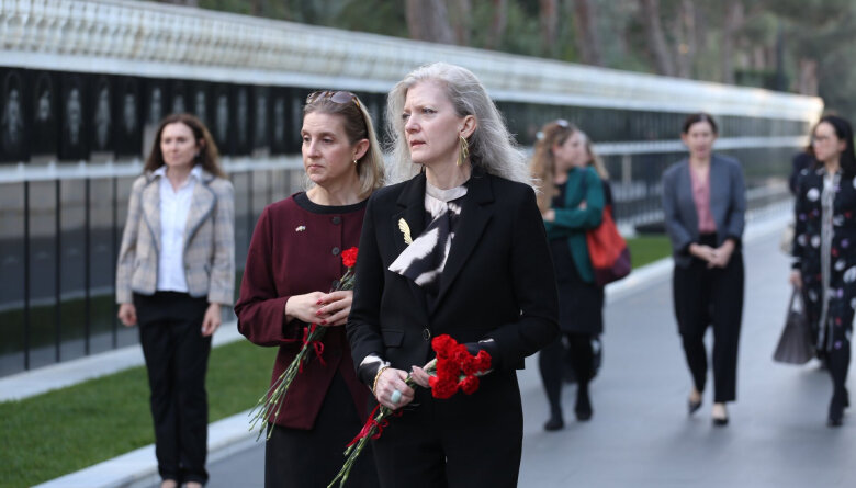 Dövlət katibinin müşaviri Şəhidlər xiyabanını ziyarət edib