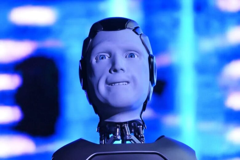 Rus robotu ilk təqdimat zamanı yıxılıb