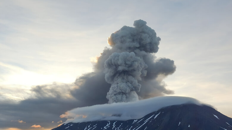 Vulkanın günbəzindən qırmızı-isti qar uçqunları yayılır