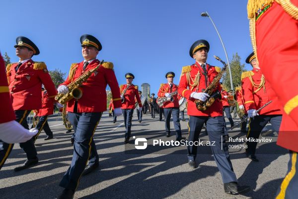 Bakıda hərbi orkestrlərin müşayiəti altında yürüşlər başlayıb  