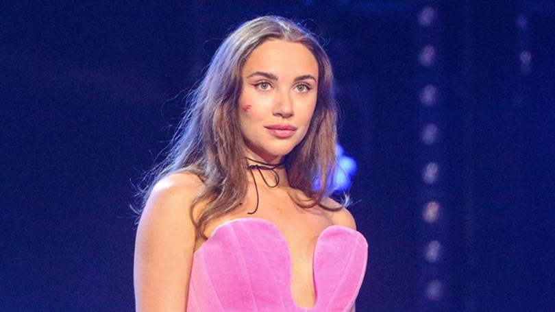 Rusiyalı müğənni senzura təklif edir